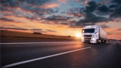 Un camion sur la route en soirée