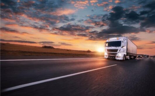 Un camion sur la route en soirée