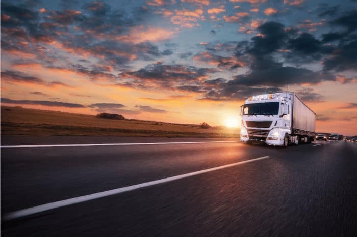 Un camion sur la route en soirée