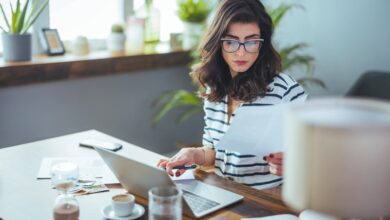 Femme qui prépare des bulletins de paie sur son ordinateur