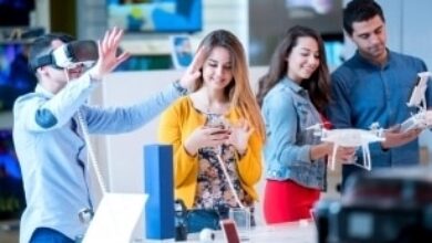 Plusieurs personnes dans un magasin moderne avec casques VR