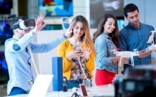 Plusieurs personnes dans un magasin moderne avec casques VR