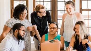 Une équipe de collaborateurs devant un écran pendant leur onboarding