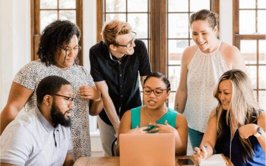 Une équipe de collaborateurs devant un écran pendant leur onboarding