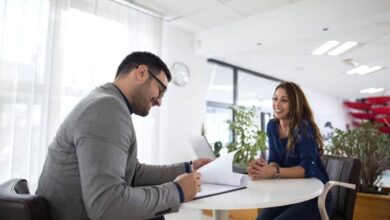 Un collaborateur dialogue avec son supérieur dans le cadre de son entretien annuel