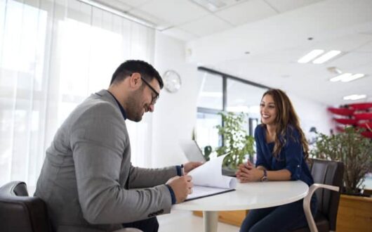 Un collaborateur dialogue avec son supérieur dans le cadre de son entretien annuel