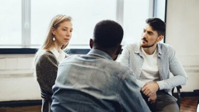 Trois personnes autour d'une table pour un entretien annuel individuel