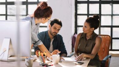 Trois collaborateurs autour d'une table