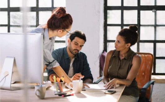 Trois collaborateurs autour d'une table