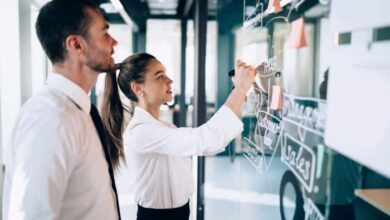 Deux personnes pilotent le changement d'app métier via un tableau