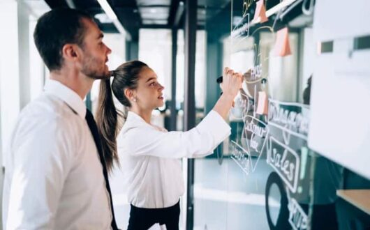 Deux personnes pilotent le changement d'app métier via un tableau