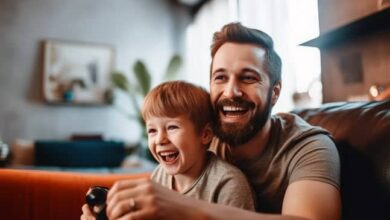 Un parent partage un temps de jeu avec son enfant