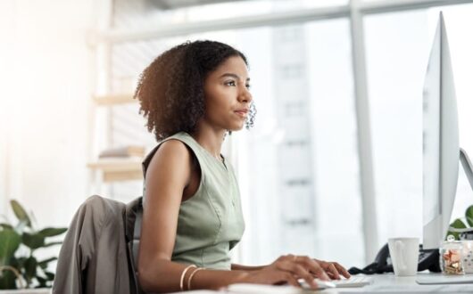 Une femme devant son ordinateur