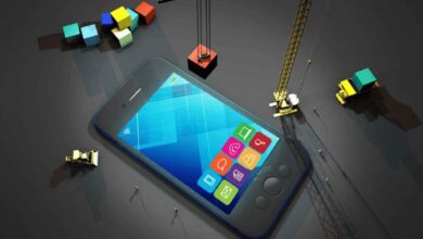 Un smartphone entouré par différents cubes symbolisant les applications et leur construction