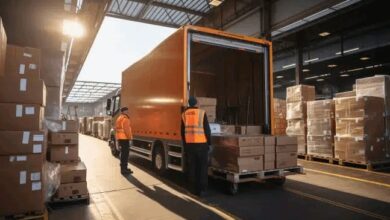 Un opérateur décharge un camion