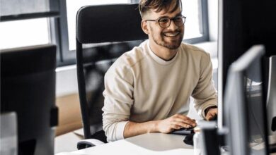 Un homme devant l'écran de son ERP finance