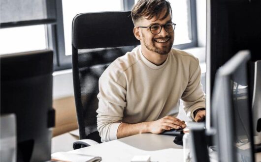 Un homme devant l'écran de son ERP finance