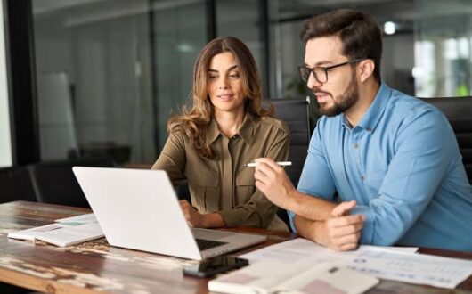 Deux collaborateurs derrière un écran découvrent leur nouveau CRM