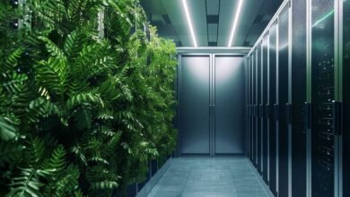 La porte d'un datacenter entourée de verdure