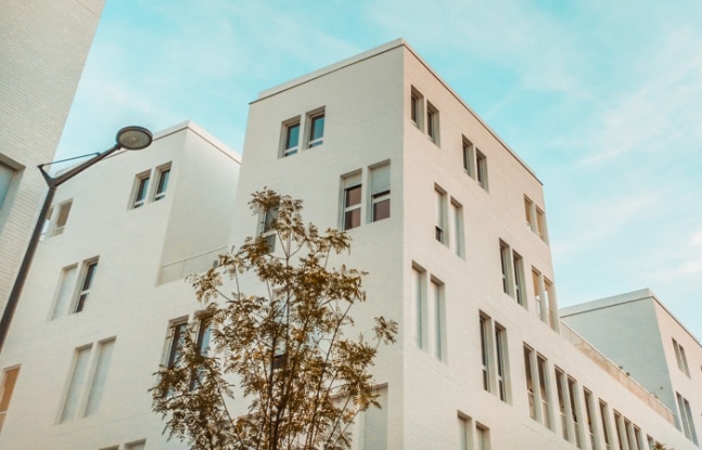 Immeubles blancs et ciel bleu