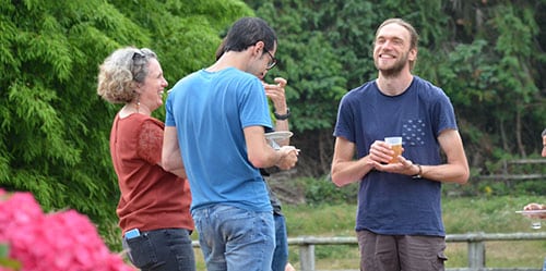 Des collaborateurs de Sigma discutent pendant le barbecue annuel