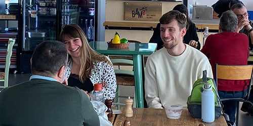 Les collaborateurs Sigma déjeunent à la cantine sur le toit