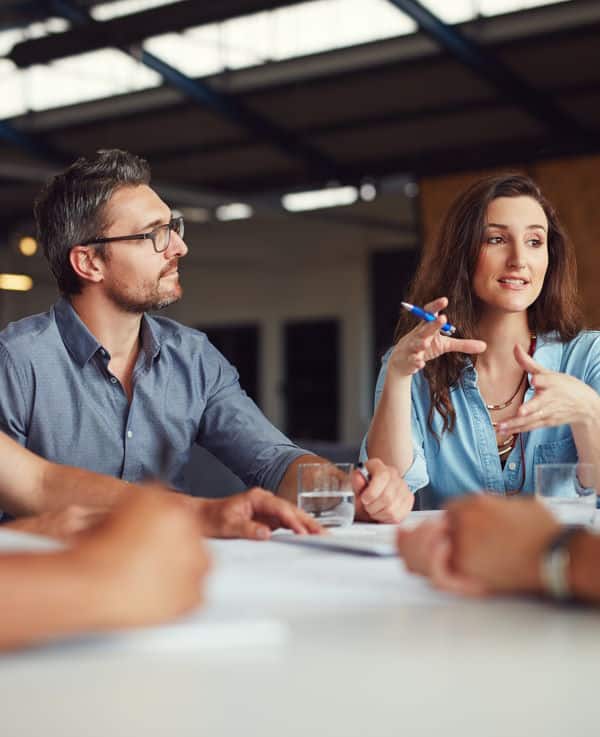 Des collaborateurs en réunion commerciale autour des statistiques de leur CRM