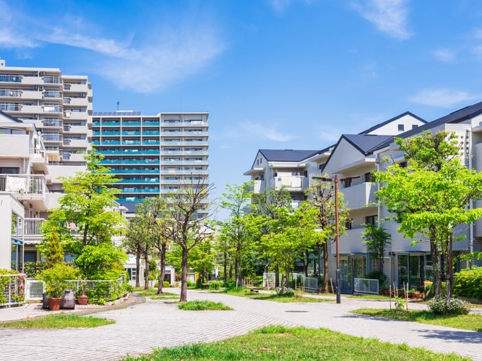 Des immeubles autour d'un parc arboré