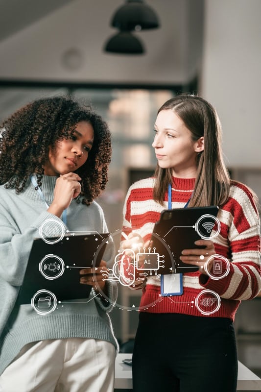 Deux femmes consultent leurs données sur tablette grâce à une migration cloud réussie