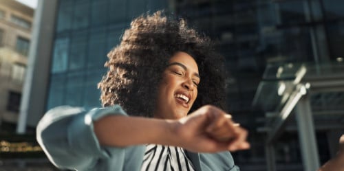 Une femme souriante à l'extérieur