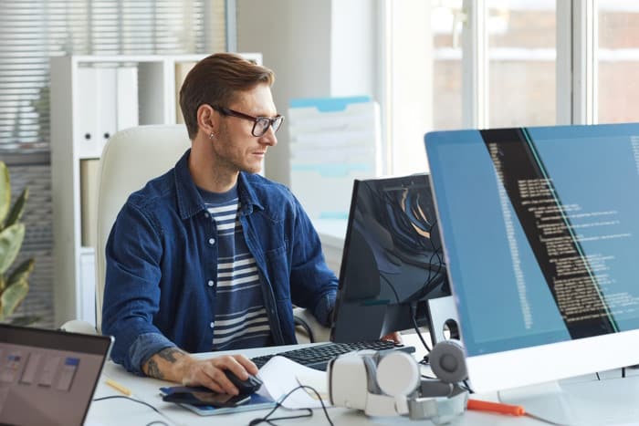 Homme devant son écran d'ordinateur dans un bureau 