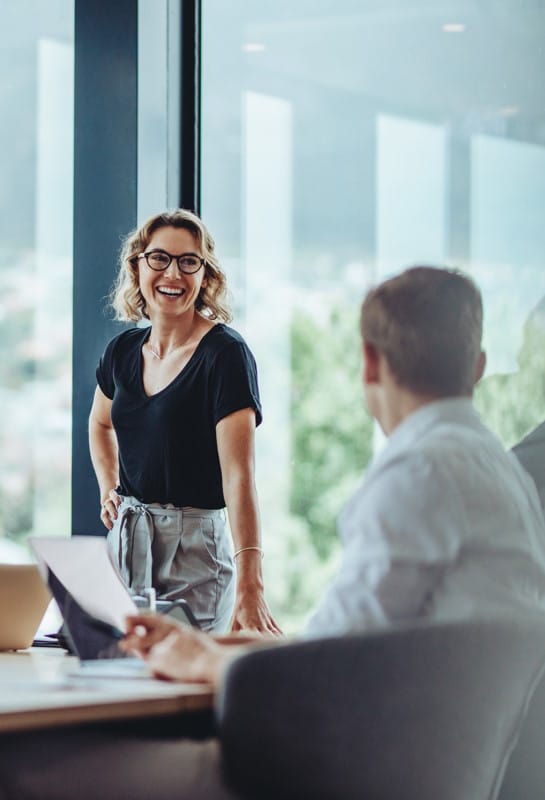 Deux collaborateurs en session de sensibilisation à la cybersécurité