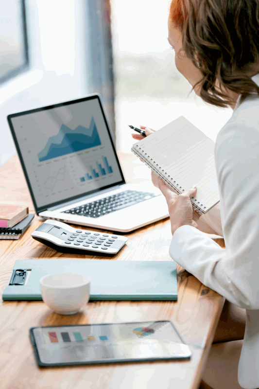 Une femme devant son ordinateur affichant des statistiques