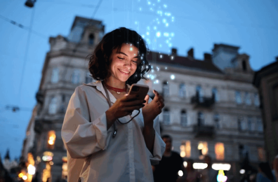 Femme regardant l'écran de son téléphone portable