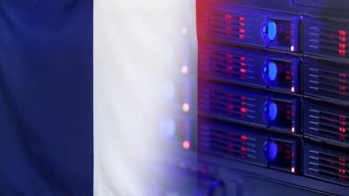 Un drapeau de la France en surbrillance par-dessus un data center, pour symboliser le cloud souverain