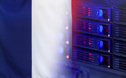 Un drapeau de la France en surbrillance par-dessus un data center, pour symboliser le cloud souverain