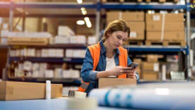 Femme travaillant dans un entrepôt logistique