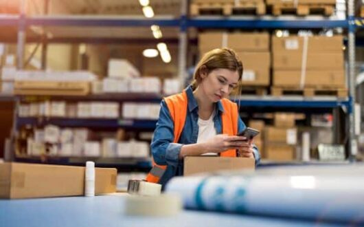 Femme travaillant dans un entrepôt logistique