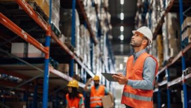 Un homme cherche de la marchandise dans un entrepôt