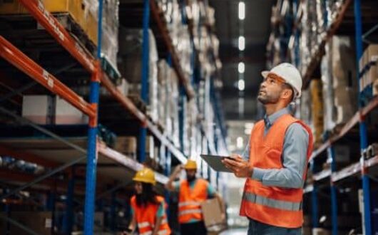 Un homme cherche de la marchandise dans un entrepôt